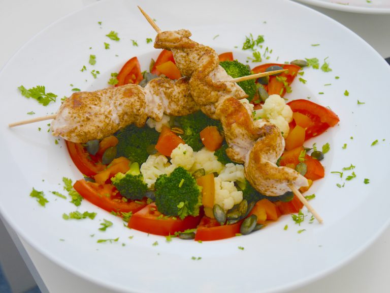 Low carb Dinner: Brokkoli-Blumenkohl-Salat mit Hühnchenspießen - good ...