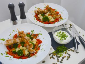 Low carb: Brokkoli-Blumenkohl-Salat mit Hähnchenspießen_2 | Rezept Dr. Alexa Iwan