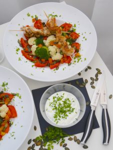 Low carb: Brokkoli-Blumenkohl-Salat mit Hähnchenspießen_3 | Rezept Dr. Alexa Iwan