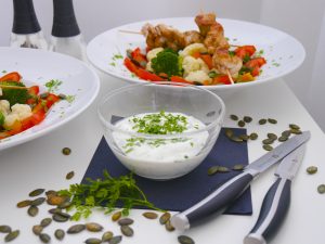 Low carb: Brokkoli-Blumenkohl-Salat mit Hähnchenspießen_5 | Rezept Dr. Alexa Iwan