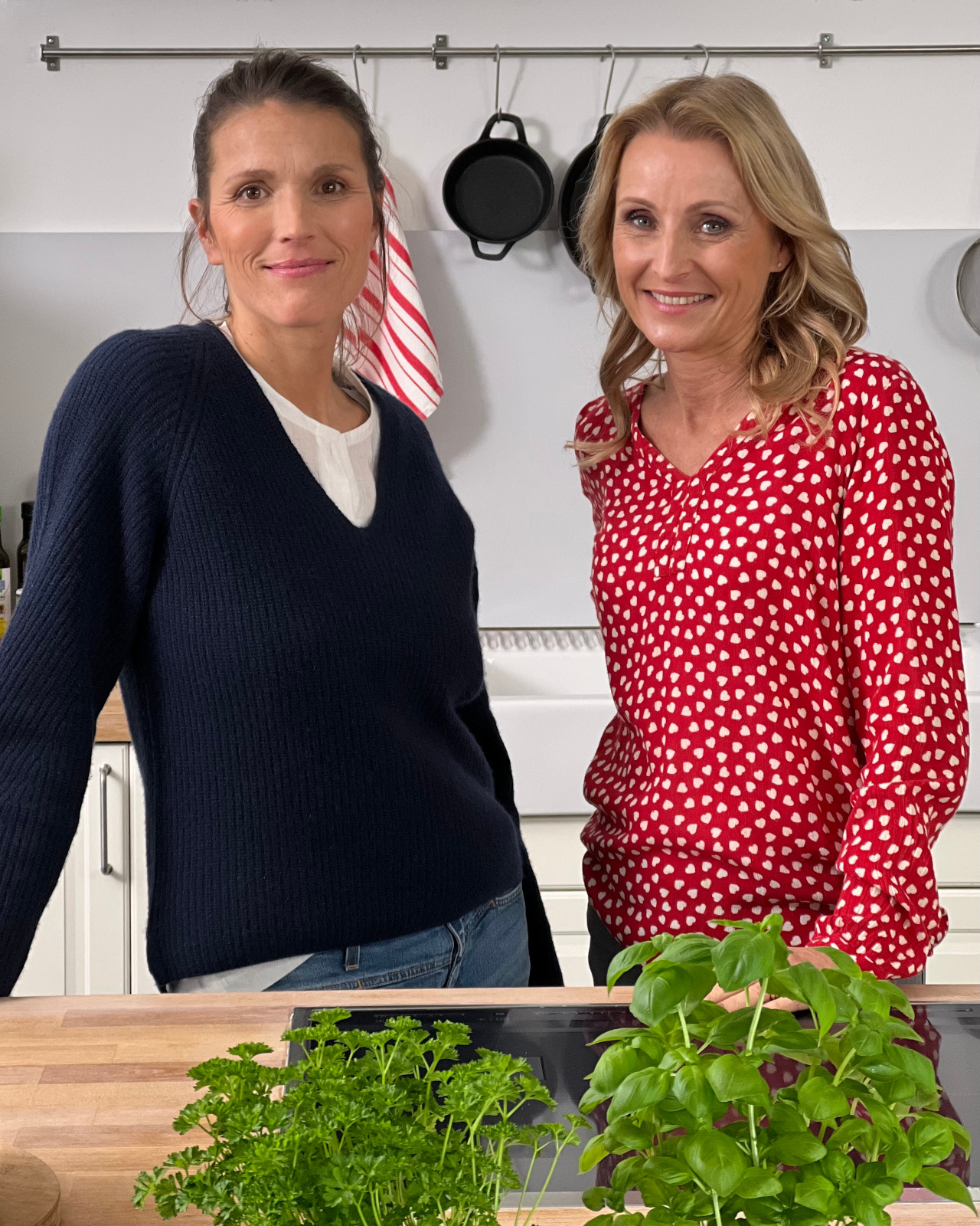 Uzun oyoqli, nozik qizlar bilan jinsiy aloqa Echki va qoyni sikish