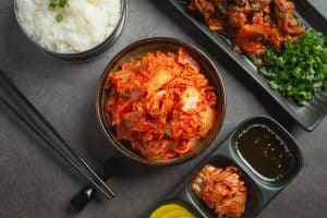 Fermentation: Kimchi in einer Schüssel, fertig zum Essen